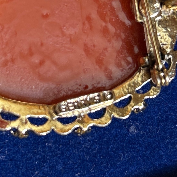 Vintage Rose Cameo Brooch by Gerry’s Jewelry Company - Picture 4 of 10